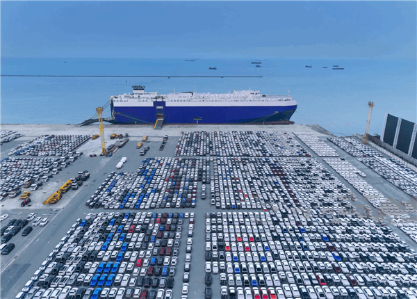 集装箱海运价值低迷，汽车海运价飙涨，滚装船运费暴涨4倍仍缺，上汽、比亚迪接连下单造船，加快出海
