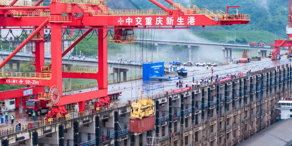沉庆新生港国内集装箱水运班轮成功首航